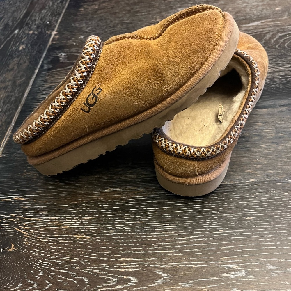 Ugg’s Tasman 2 slipper. Used. Size 3.
